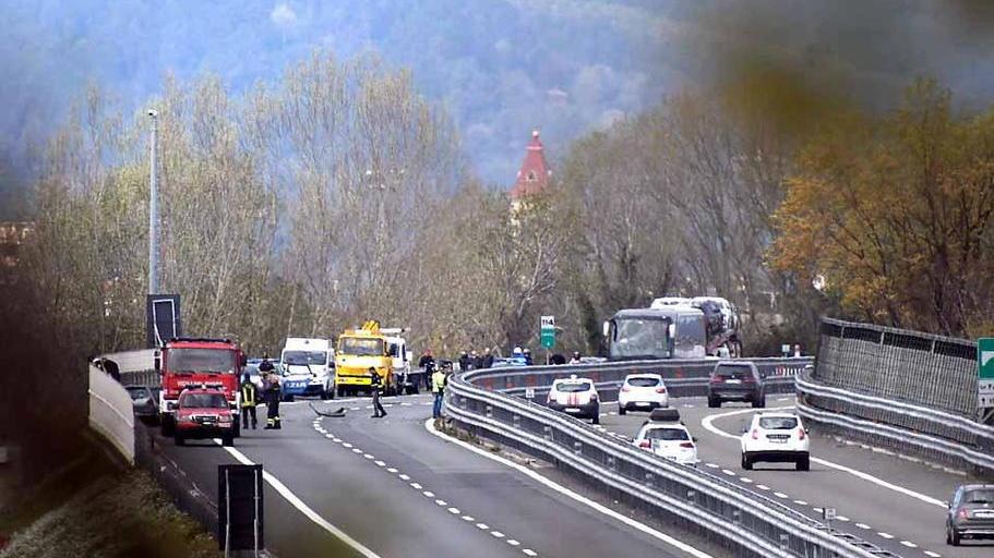 Si ribalta con l’auto sulla A12, grave una donna