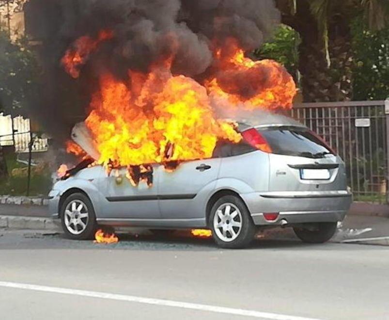 Auto va a fuoco mentre è in marcia