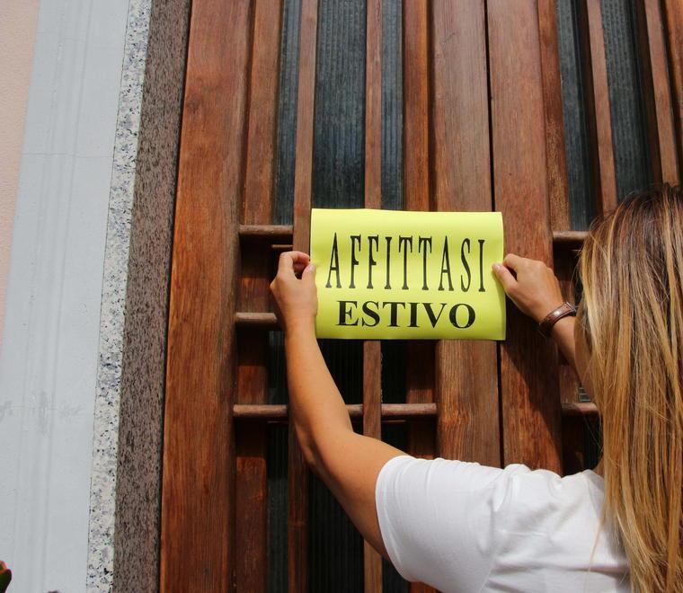 Affitti estivi e zavorre burocratiche Agenti immobiliari: «Una mazzata» 
