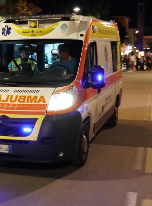 Rissa davanti a un locale un trentenne resta ferito 