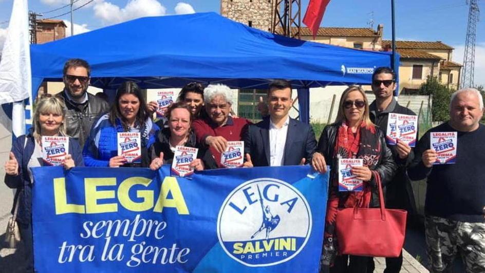 La guerra dei gazebo Latignano “occupato” per 2 ore da Pd e Lega