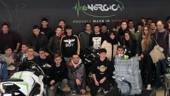 Studenti a lezione di moto elettriche