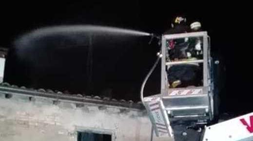 Fiamme nel casolare danneggiato dal sisma A fuoco il sottotetto