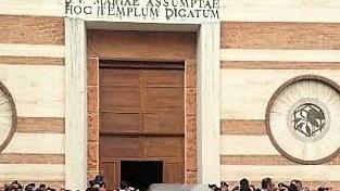 Uniti nel dolore e nei ricordi Commosso addio al poliziotto