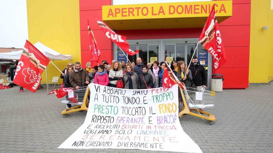 Adesione altissima allo sciopero del Mercatone Uno