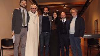 I partecipanti alla prima tappa di Tessere per la felicità, il progetto che la Fondazione Opera Santa Rita dedica alla comunità locale: il sindaco Matteo Biffoni, dom Bernardo Gianni, l'assessore Valerio Barberis, Amara, il direttore di Tv Prato Gianni Rossi, il presidente Roberto Macrì
