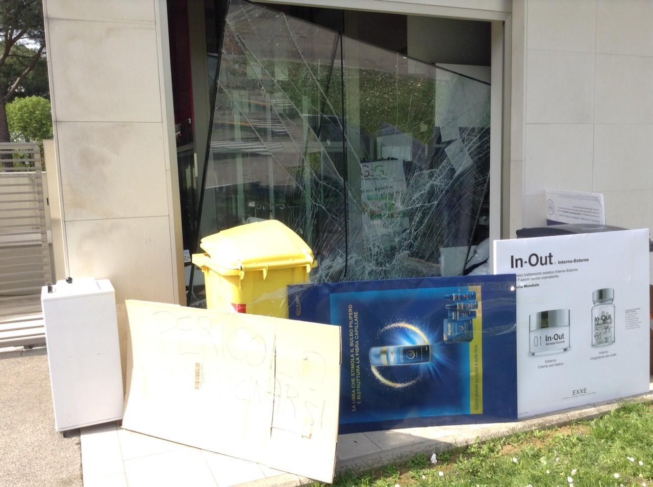 La vetrata infranta da un furgone usato per il furto nella farmacia di Galciana (foto Batavia)