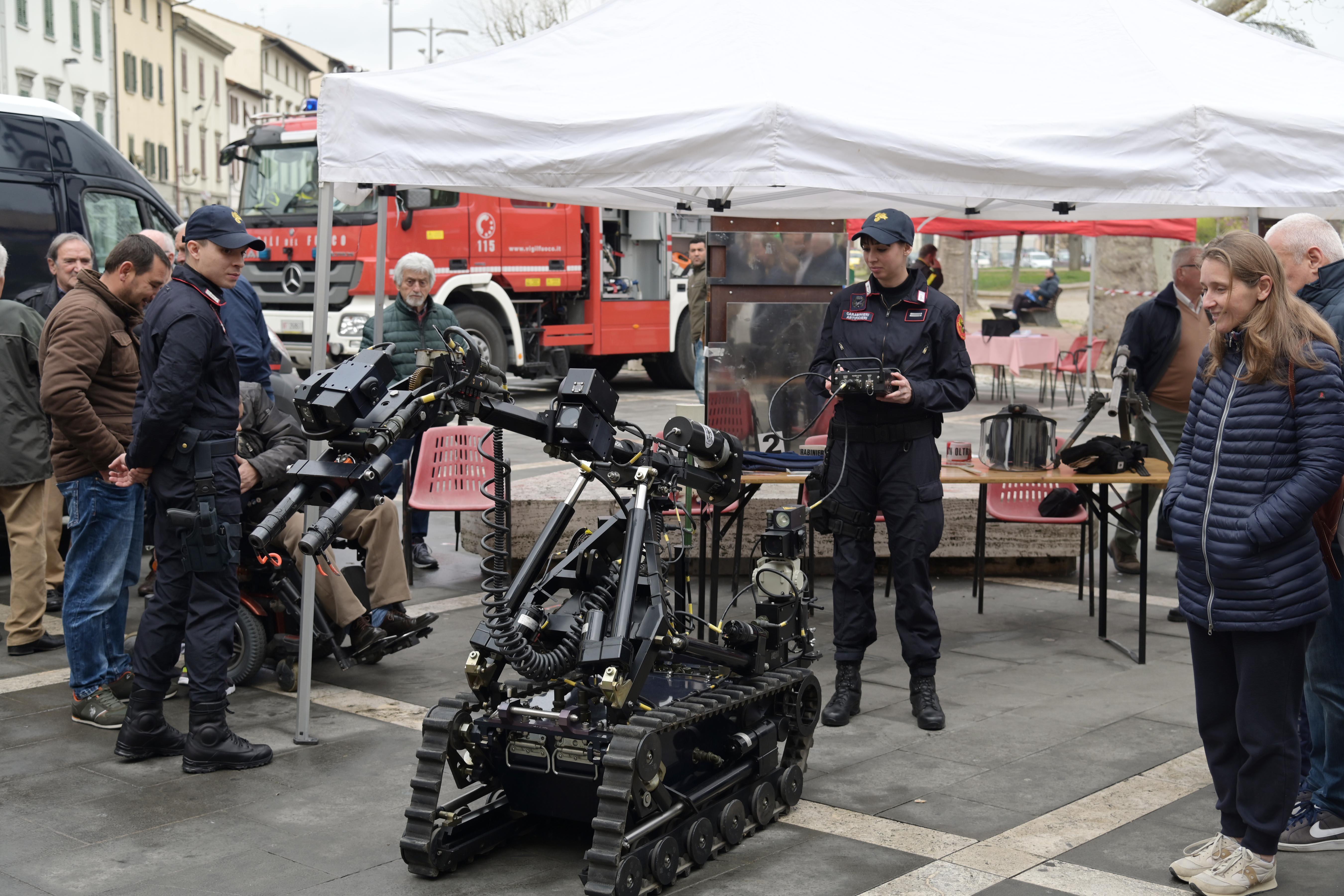 La festa delle Forze dell’Ordine e di Soccorso in piazza Gramsci a Castelfiorentino (foto Carlo Sestini)