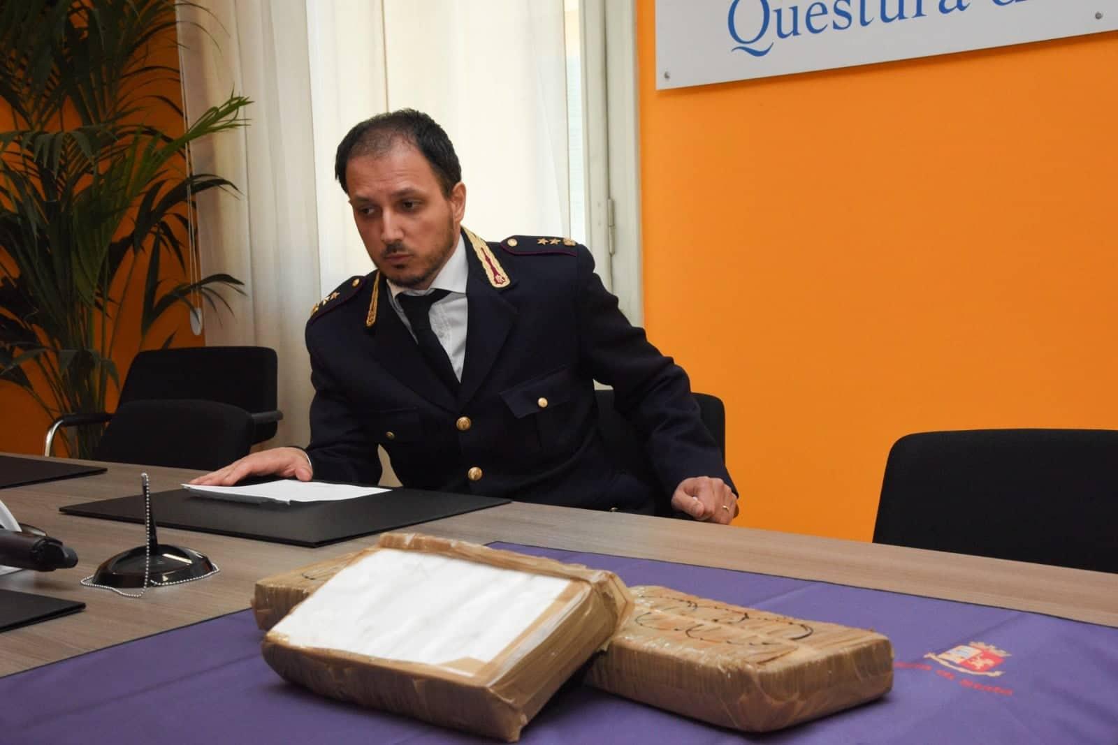 Guglielmo Battisti, dirigente della Squadra Mobile di Reggio Emilia, con i tre chili di cocaina sequestrati