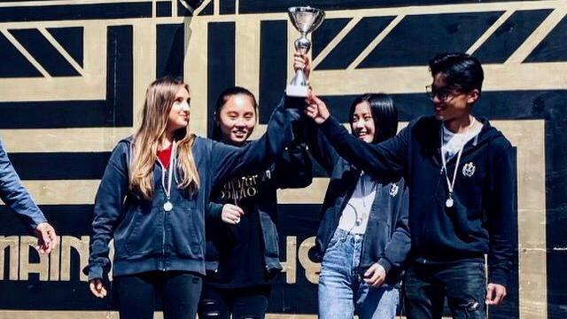 Gli studenti del San Niccolò dopo la vittoria