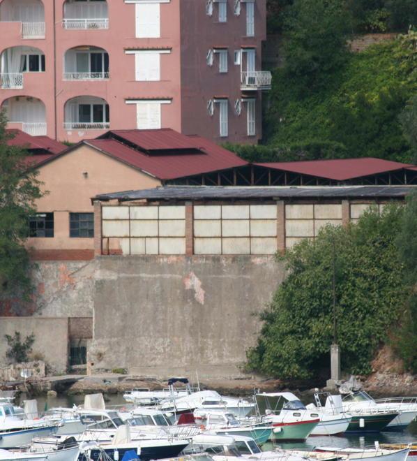 In primo piano l’ex fabbrica Cirio di Porto Ercole (Foto Russo)