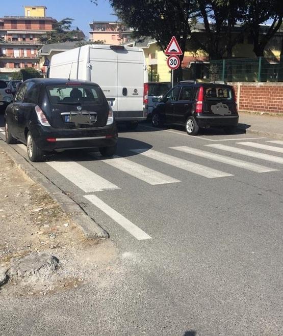 Parcheggio selvaggio, sos da via Muttini a Carrara