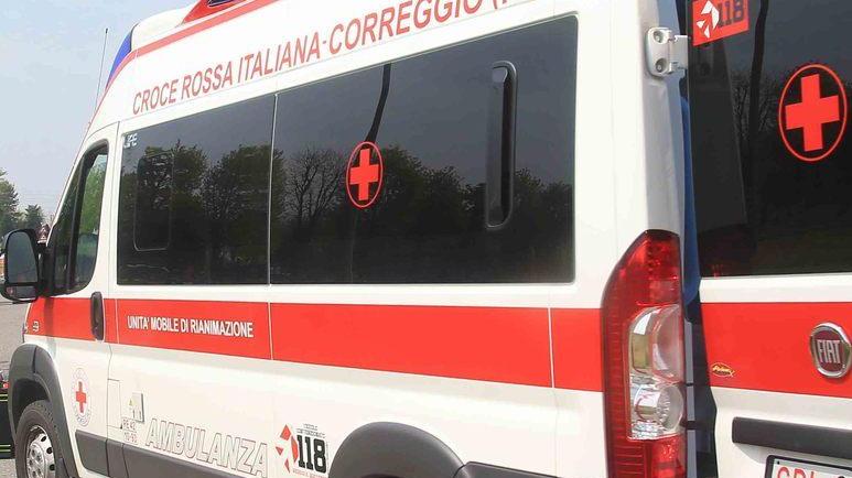Perde il controllo della moto e finisce contro un albero, grave 25enne