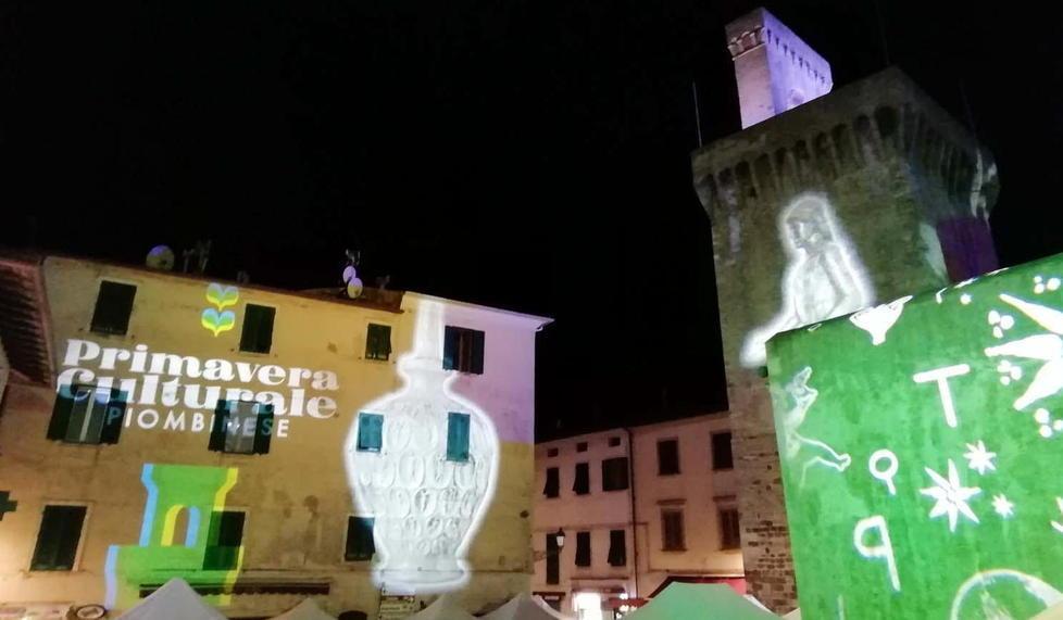 Dagli Etruschi a Leonardo sulle mura del centro si proiettano le immagini della nostra antica storia