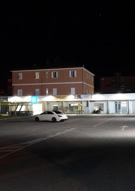 Fa manovra con l’auto e investe una donna 