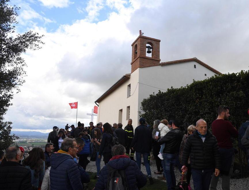 In migliaia sulla salita per festeggiare l’oratorio ritrovato 