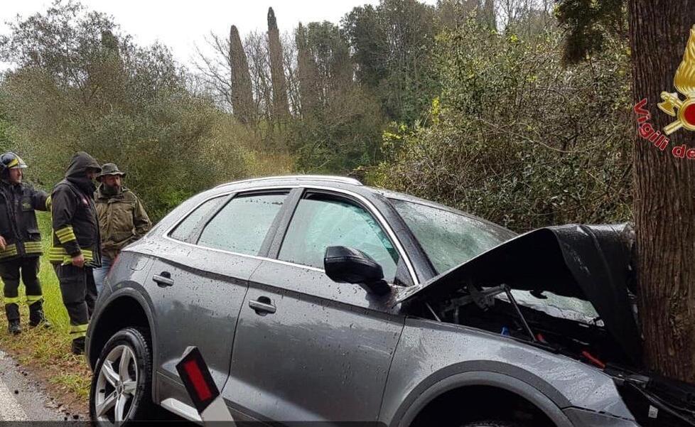 Auto contro un albero a Cedri