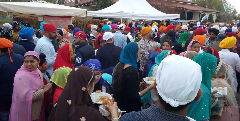 Tremila sikh invadono il centro Un tripudio di colori e sapori 