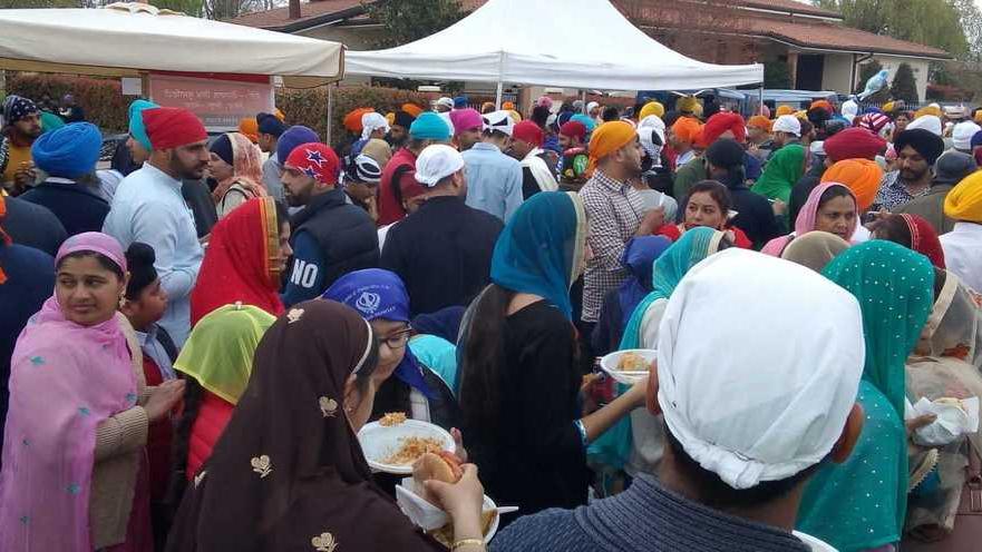 Tremila sikh invadono il centro Un tripudio di colori e sapori