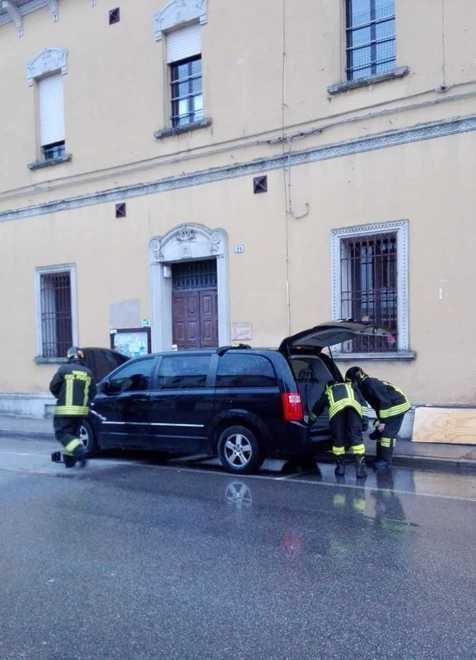 L’auto in sosta perde Gpl Allarme e strade chiuse per la messa in sicurezza 