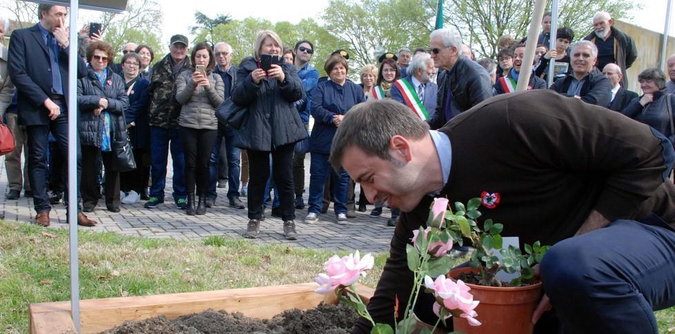 Una rosa per Anita Frazione in festa per la Liberazione
