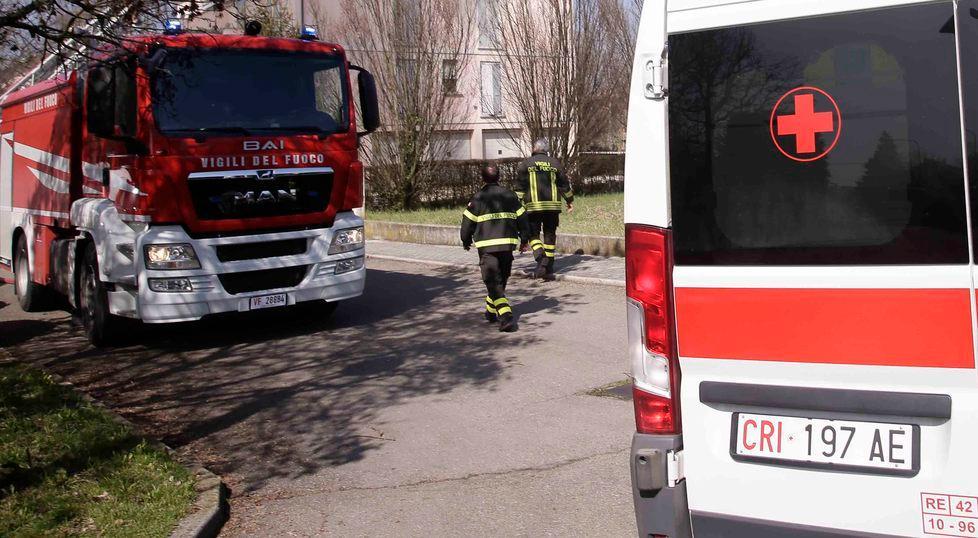 Va a fuoco il materasso soccorsi due anziani