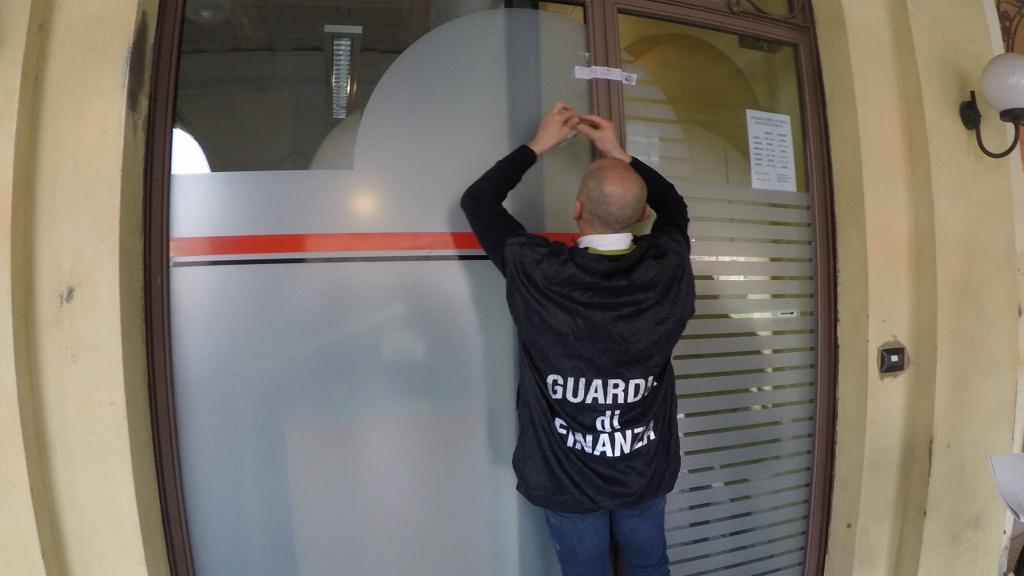 Il sequestro dello studio dentistico di Gualtieri dove operava come medico un odontoiatra