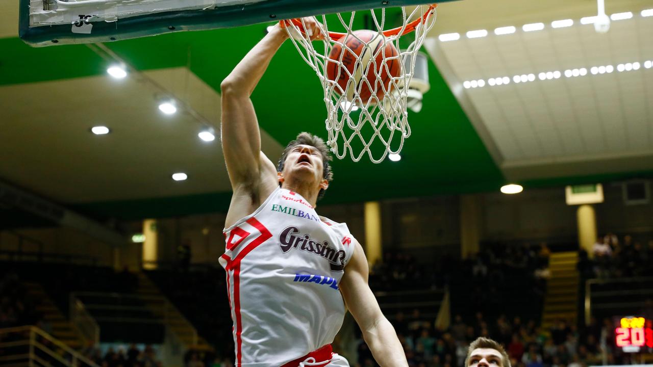 Leo Candi a canestro nel match di Avellino poco prima dell'infortunio