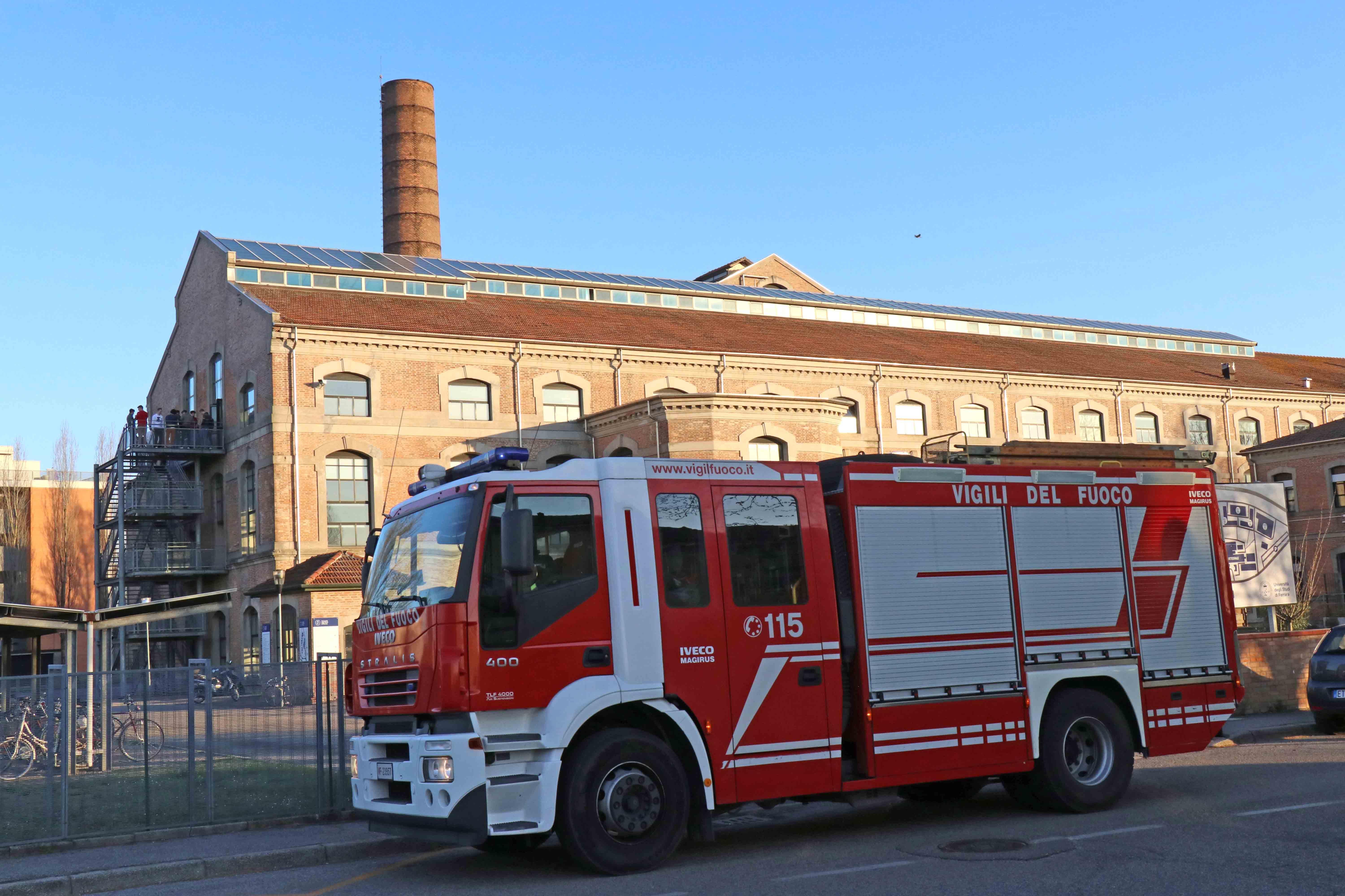 Bimba di 8 mesi chiusa in auto, arrivano i pompieri 