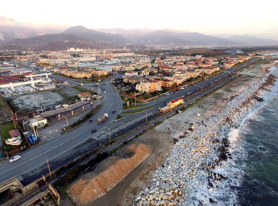 Una veduta dall’alto di Marina di Carrara (foto Cuffaro)