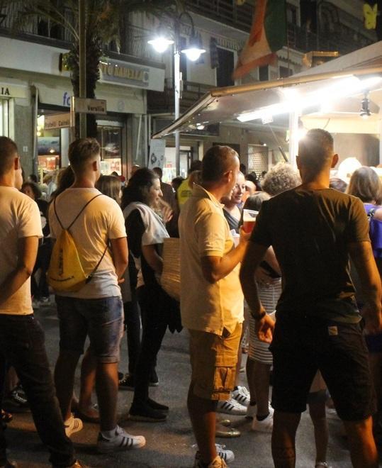 Cibo di strada al buio e senza giochi per i bimbi