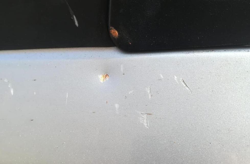 Pezzo di muro cade sull’auto