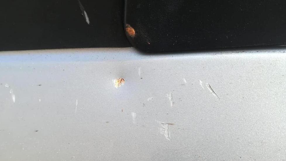 Pezzo di muro cade sull’auto