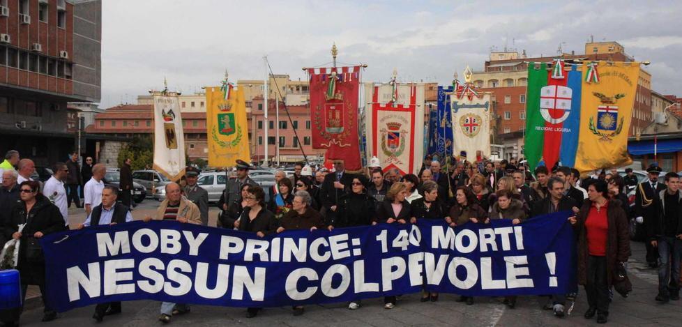 Il giorno del ricordo tra fiori, corteo e il concerto serale 