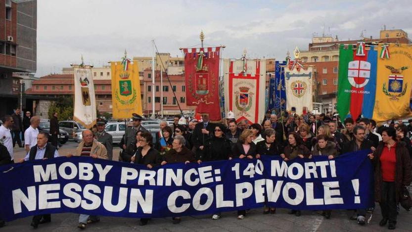 Il giorno del ricordo tra fiori, corteo e il concerto serale