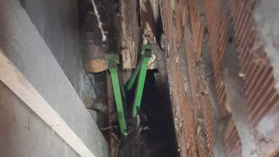 Incastrato in garage, arrivano i vigili del fuoco
