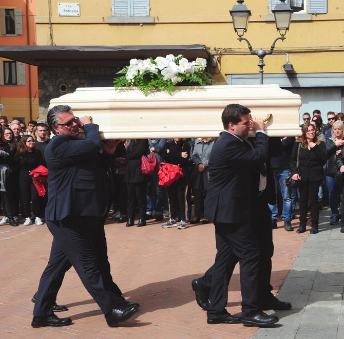 Palloncini bianchi verso il cielo per l’ultimo addio a Eleonora Pradelli 