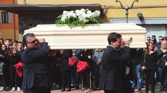 Palloncini bianchi verso il cielo per l’ultimo addio a Eleonora Pradelli