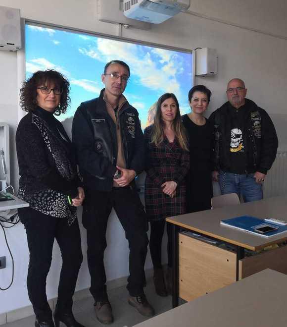 I bikers aiutano gli studenti