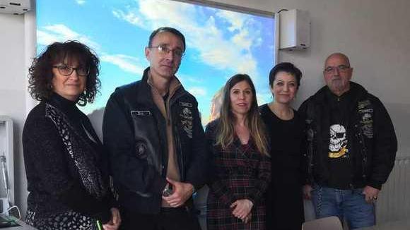 I bikers aiutano gli studenti