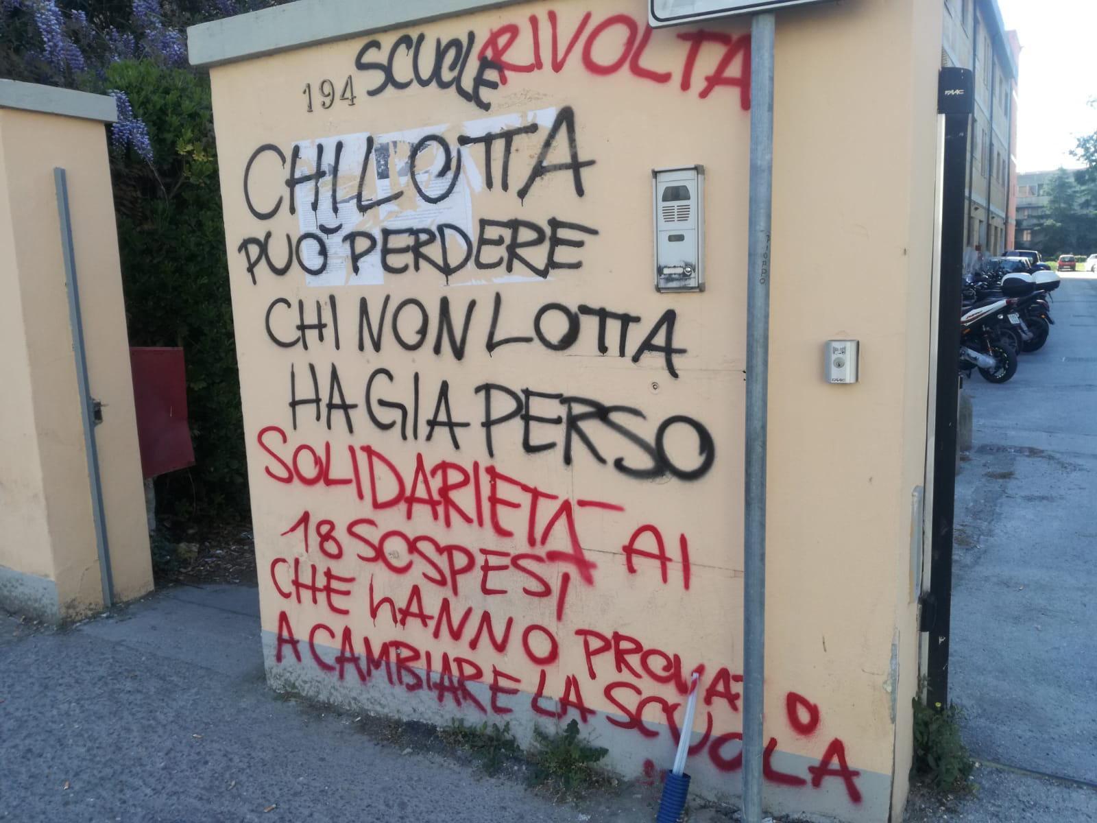Le scritte apparse nella notte all'esterno del Matteotti