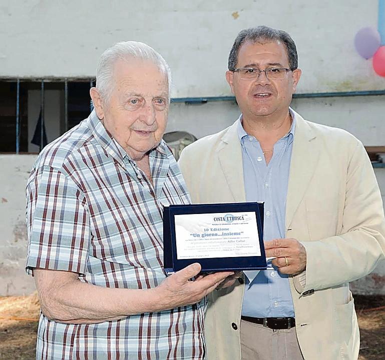 Alfio Callai, a sinistra, premiato dal sindaco di Piombino Massimo Giuliani