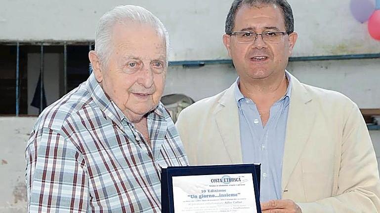 Alfio Callai, a sinistra, premiato dal sindaco di Piombino Massimo Giuliani