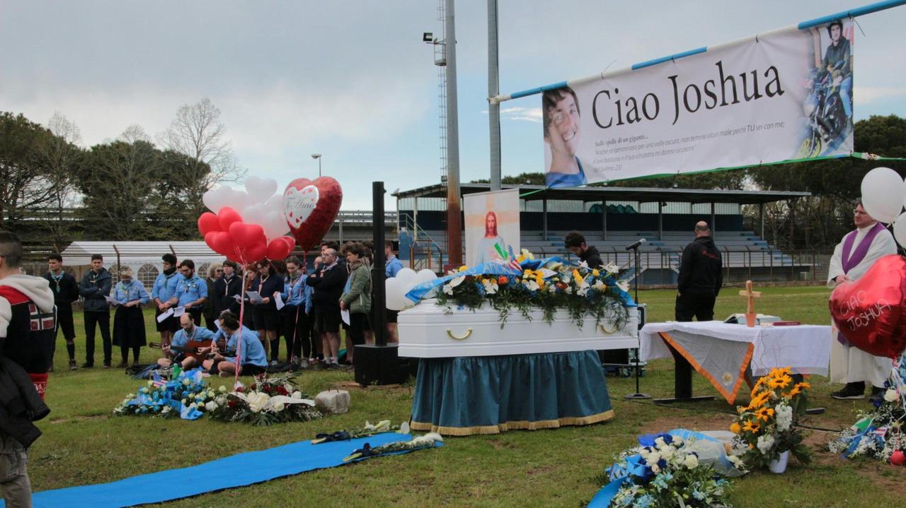 Titani in divisa e bandiera Usa per salutare Joshua - Video