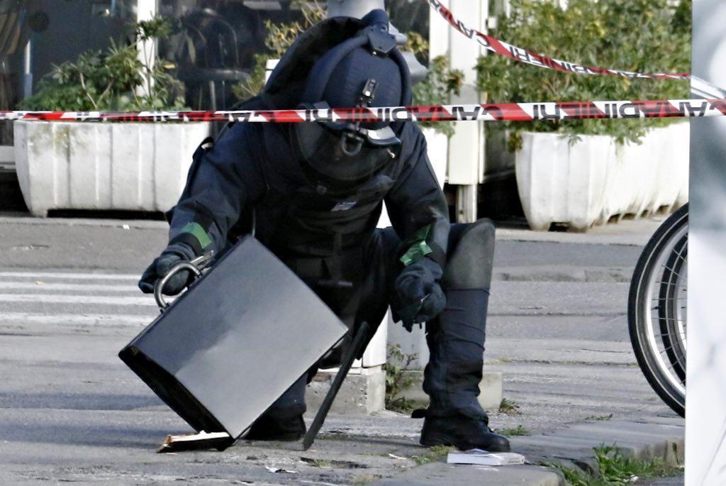 Allarme bomba vicino alla questura, ma è una valigia piena di vestiti 