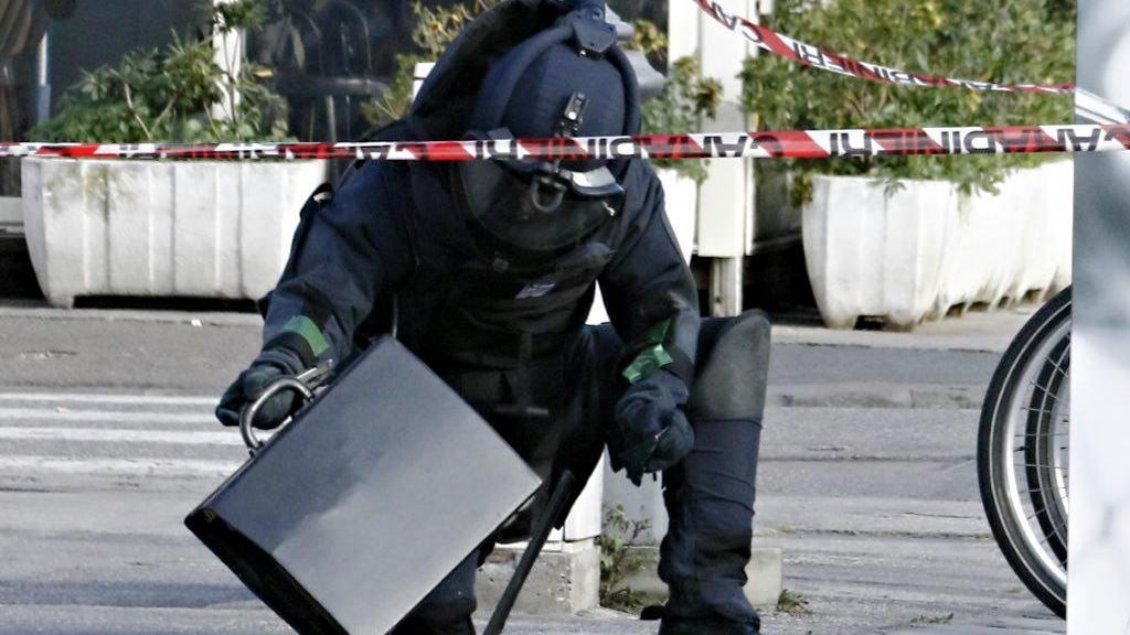 Allarme bomba vicino alla questura, ma è una valigia piena di vestiti