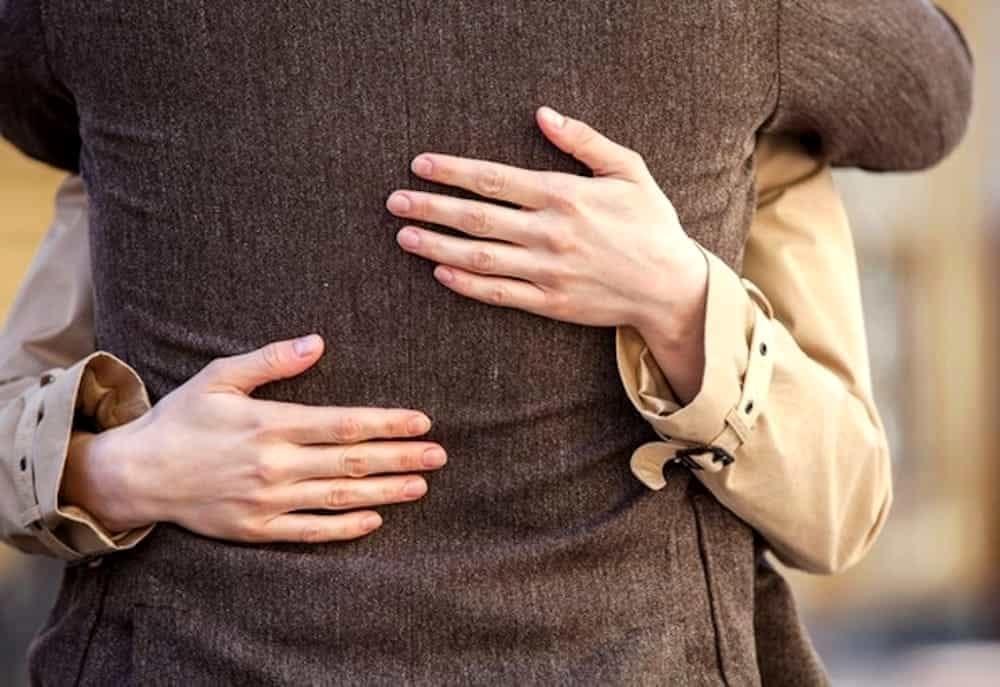 La tecnica dei furti con l'abbraccio