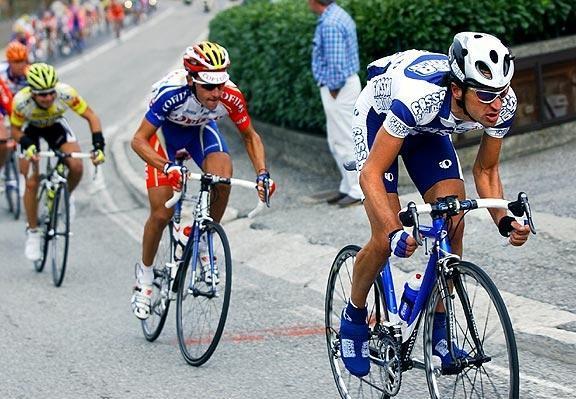 Lo stile inconfondibile di Michele Bartoli impegnato in corsa con la maglia della corazzata Fassa Bortolo
