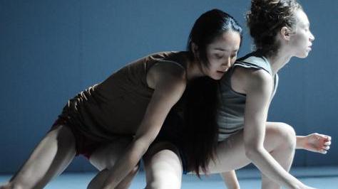 Modena, ardita, violenta e poetica Il coreografo Ohad Naharin firma la danza “Sadeh21”