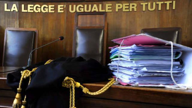 Modena, si finge povero per non pagare, la moglie lo scopre e denuncia 
